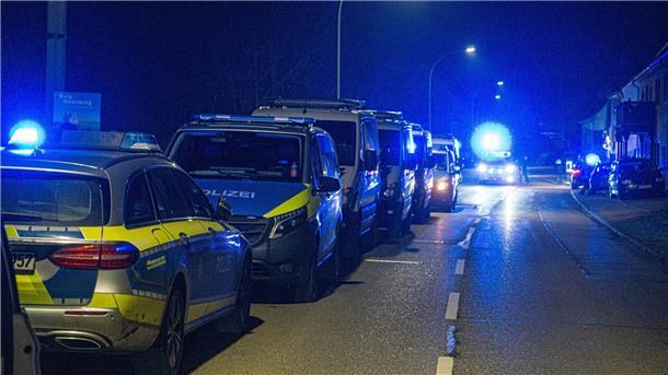 Hoffen und Bangen - Zweijährige spurlos verschwunden Rund 200 Einsatzkräfte der Polizei, Feuerwehr und des Technischen Hilfswerks beteiligten sich an der Suche nach der Zweijährigen.