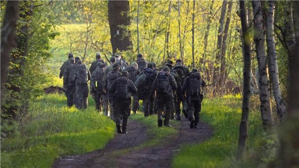 Wo ist der kleine Arian? - Suche dauert an Rund 200 Soldaten der Bundeswehr suchten in kleinen Gruppen und mit Nachtsichtgeräten nach dem Jungen.