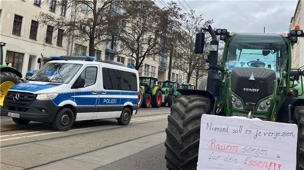 Bauern protestieren bei Veranstaltung mit Ricarda Lang Rund 200 Teilnehmer seien vor Ort gewesen. Sie hätten ihre Maschinen rund um den Veranstaltungsort geparkt und Feuer angezündet.