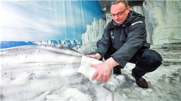 Rund 25 Kubikmeter Eis sollen sich in den nächsten Tagen von der Kulisse der Antarktis im Klimhaus Bremerhaven lösen. Holger Cerbjan, technischer Leiter, zeigt, dass sich Staubablagerungen angesammelt haben. Diese machen das Eis schmuddelig.