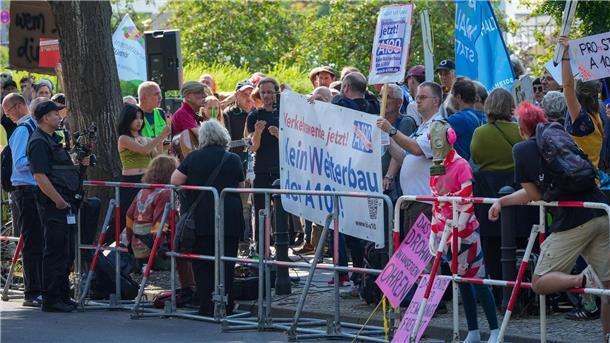 Rund 250 Gegnerinnen und Gegner der Verlängerung protestierten gegen die Inbetriebnahme. 