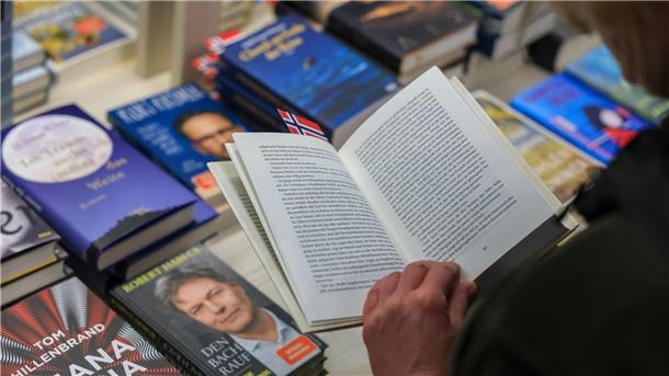 Leipziger Buchmesse geht mit Besucherrekord zu Ende Rund 296.000 Menschen kamen zur Messe, zum Lesefestival „Leipzig liest“ und der Manga-Comic-Con.