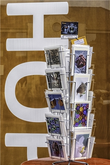 Fotogruppe Lichtblicke startet Briefkartenaktion zugunsten von TANDEM Rund 30 verschiedene Motive stehen zur Auswahl – von stimmungsvollen Naturaufnahmen über farbenfrohe Impressionen bis hin zu weihnachtlichen Grüßen, Urlaubserinnerungen und bekannten Sehenswürdigkeiten.