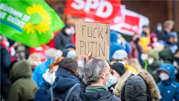 Bremerhaven mahnt, wacht und schweigt für die Ukraine Rund 300 Menschen sind am Freitagnachmittag dem Aufruf der Politik und der Gewerkschaften gefolgt, mit einer Mahnwache ein Zeichen der Solidarität mit der Ukraine zu setzen. Die Große Kirche wird jetzt abends blau-gelb angestrahlt. Foto: Hartmann