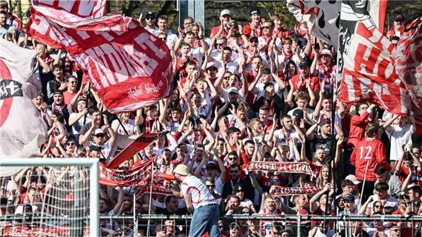 Köln rückt wieder vor: Glückliches 1:0 beim Vorletzten Ulm Rund 3000 Kölner Fans unterstützten die Gäste im ausverkauften Donaustadion.