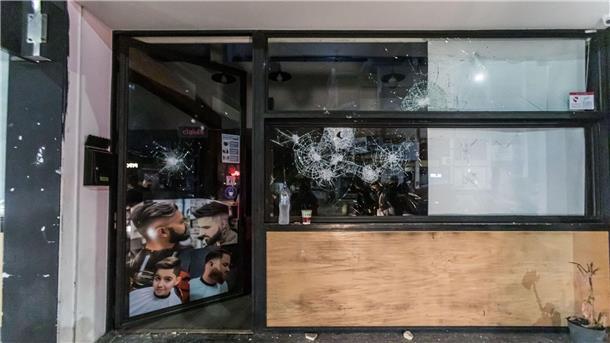 Zypern: Demo gegen Rassismus nach Gewalt gegen Migranten Rund 350 Vermummte auf Zypern zerstörten Geschäfte von Migranten und griffen die Menschen selbst an.