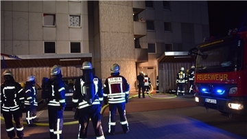 Rund 40 Kräfte der Feuerwehren Esenshamm und Nordenham waren im Einsatz. Weitere rund 50 bis 60 Rettungskräfte unterstützten und kümmerten sich um die Anwohner.