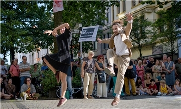 Zwei Künstler bei ihrer Performance auf dem Artspace Festival 2024 in Bremerhaven