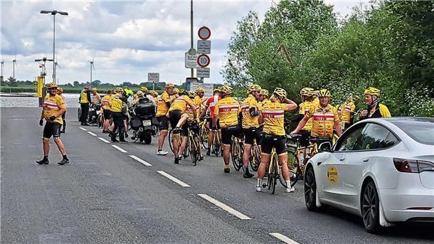 Rund 50 dänischen Radfahrer vom Team Rynkeby Tour warten auf die Sandstedter Fähre. 
