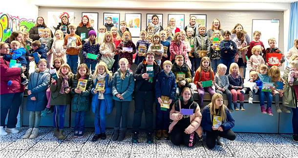 Rund 50 Preise wurden bei der Abschlussveranstaltung an die Kinder überreicht, welche die meisten „Lesestempel" gesammelt hatten. Die Preisvergabe fand in der mit 200 Besucherinnen und Besuchern bei der Abschlussveranstaltung in der Pausenhalle der Oste-Hamme-Schule statt.