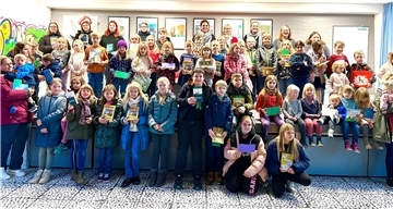 Rund 50 Preise wurden bei der Abschlussveranstaltung an die Kinder überreicht, welche die meisten „Lesestempel" gesammelt hatten. Die Preisvergabe fand in der mit 200 Besucherinnen und Besuchern bei der Abschlussveranstaltung in der Pausenhalle der Oste-Hamme-Schule statt.