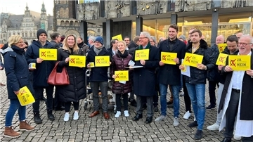Rund 50 Unternehmer versammelten sich vor der Bürgerschaftssitzung auf dem Bremer Marktplatz, um gegen den geplanten Ausbildungsfonds zu protestieren. Sie warben dabei für ihre Petition auf change.org gegen das Gesetzesvorhaben.