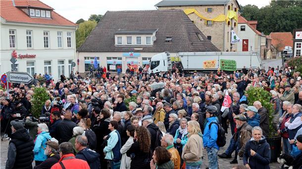 Rund 500 Menschen nahmen laut Polizei an der Veranstaltung auf dem Klützer Marktplatz teil, die vom Pen Berlin organisiert worden war.