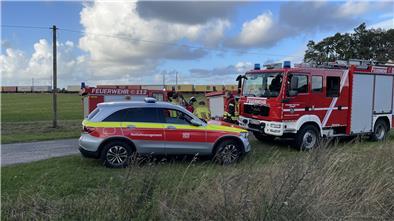 Düring: Güterzug erfasst Fahrrad - Fahrer verschwunden Rund drei Stunden lang suchten die Einsatzkräfte nach der Person, die der Lokführer glaubte, erfasst zu haben - jedoch ohne Erfolg.