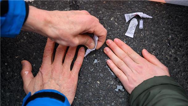 Klimakleber blockieren Verkehr und behindern Rettungswagen Rund eine Stunde lang behinderten Klimaaktivisten den Verkehr in Hannover.