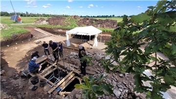 Vor gut zwei Wochen haben die Wissenschaftler die Decksteine des Großsteingrabes am Rande von Ahlen-Falkenberg entfernt.  Nun kann auch im Inneren der 4,50 mal 1,80 mal 1,10 Meter großen Grabstätte geforscht werden.