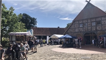 Rund um das Hesedorfer Logehuus wurde am Sonntag erstmals ein Hafenfest gefeiert. Dass es in Hesedorf gar keinen Hafen gibt, störte niemanden und tat der Stimmung keinen Abbruch.