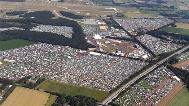 Deichbrand 2024: Das sind die schönsten Bilder vom Festival-Freitag Rund um das Infield des Deichbrands ist eine regelrechte Stadt aus Zelten, Wohnwagen und Straßen entstanden. In wenigen Tagen schon wird davon nichts mehr zu sehen sein.