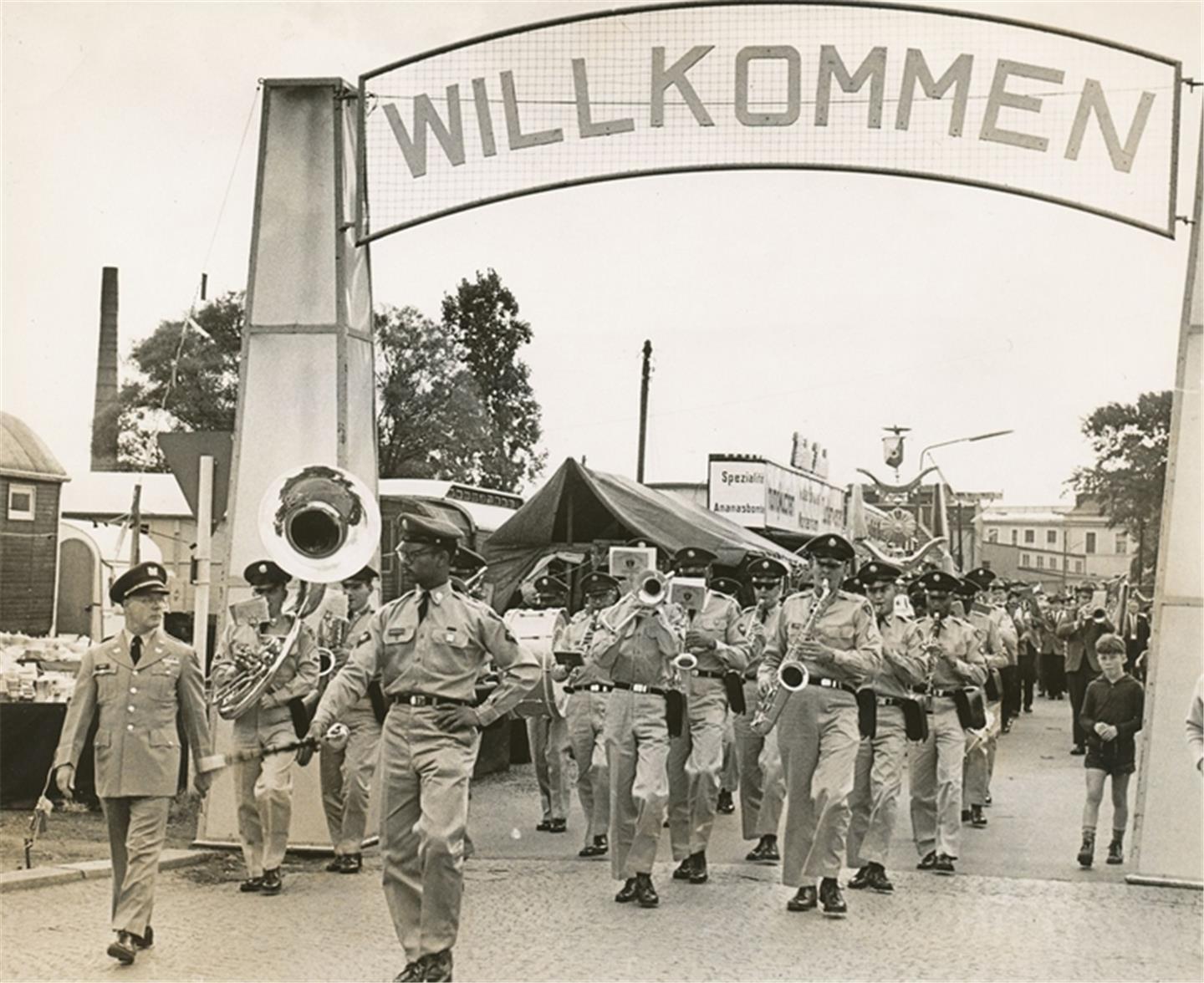 Rundgang mit Musik: Die 61st Army Band führte 1963 mit Pauken und Trompeten über den Ami-Markt.