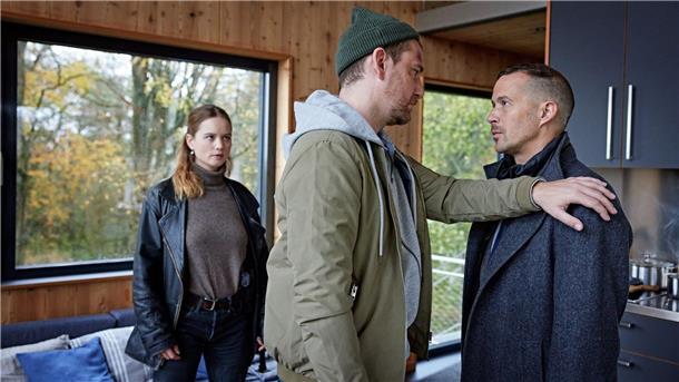 Kannibalismus an der Nordsee: Der neueste Ostfriesenkrimi Rupert (Barnaby Metschurat, r) provoziert einen Zeugen, um seiner neuen Kollegin, Polizeianwärterin Jessi Jaminski (Sofie Eifertinger) zu imponieren.