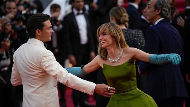 Wes Anderson in Cannes mit großem Star-Aufgebot Rupert Friend und Maya Hawke tanzen auf dem roten Teppich.