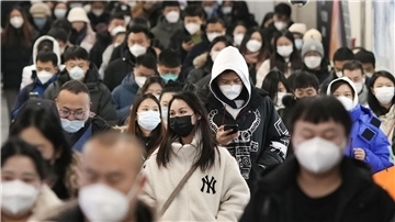 Rush Hour in einer Pekinger U-Bahn-Station. Die Bevölkerung Chinas ist innerhalb eines Jahres um rund 850.000 Menschen geschrumpft.