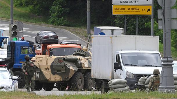 Wagner-Aufstand: Söldner schon auf halbem Weg nach Moskau Russische Armeeangehörige bewachen die Autobahn bei Moskau mit einem Mannschaftstransportwagen.