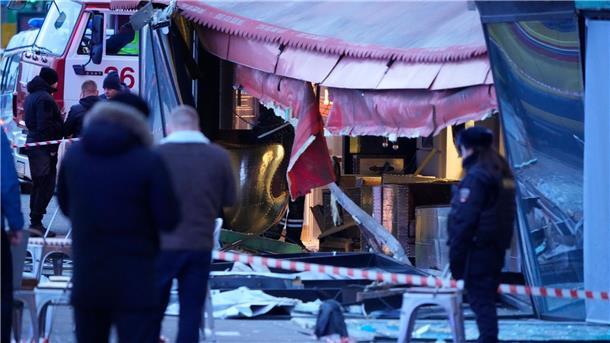 Kreml spricht von „Terror“ gegen Blogger Russische Ermittler und Polizisten stehen nach der Explosion am Tatort in Sankt Petersburg.