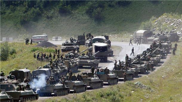 Georgien erinnert an Krieg mit Russland vor 15 Jahren Russische Panzer fahren am 9. August 2008 nach Zchinwali, die Hauptstadt von Georgiens abtrünniger Region Südossetien.