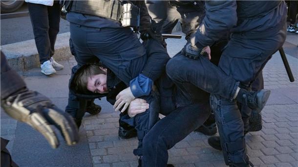 Flucht vor Krieg: Sie wollen nicht in der Ukraine sterben Russische Polizisten halten einen Demonstranten fest während eines Protestes gegen die russische Teilmobilisierung in St. Petersburg.