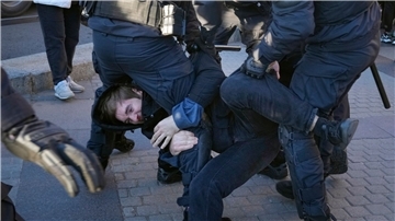 Russische Polizisten halten einen Demonstranten fest während eines Protestes gegen die russische Teilmobilisierung in St. Petersburg.