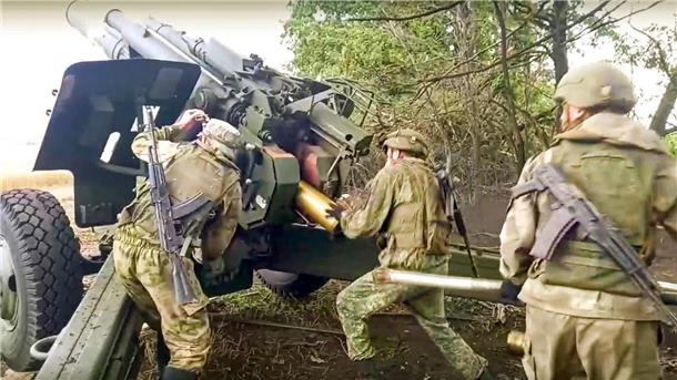 3770 Euro Sold und Prämie: Moskau rekrutiert Einwanderer Russische Soldaten bereiten sich auf den Abschuss einer 152,4-mm-Haubitze des Typs Msta-B vor, die an einem nicht genannten Ort in der Ukraine stationiert ist.