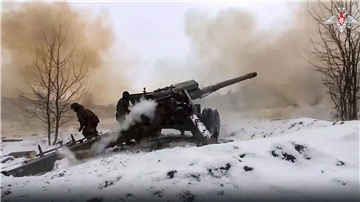 Russische Soldaten mit einem 152-mm-Feldgeschütz vom Typ Giatsint-B bei einem Einsatz an einem ungenannten Ort in der Ukraine.