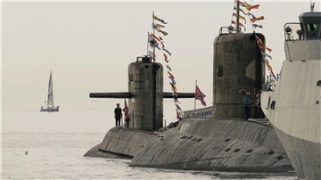 Russische U-Boote und Kriegsschiffe an der St. Petersburger Marinestation.