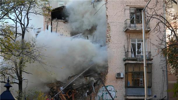 Wieder Luftangriffe auf die Ukraine Russland hat am Montagmorgen Kiew erneut mit Drohnen angegriffen. Laute Explosionen erschütterten die Stadt, Gebäude wurden in Brand gesetzt, Menschen retteten sich in Schutzräume.