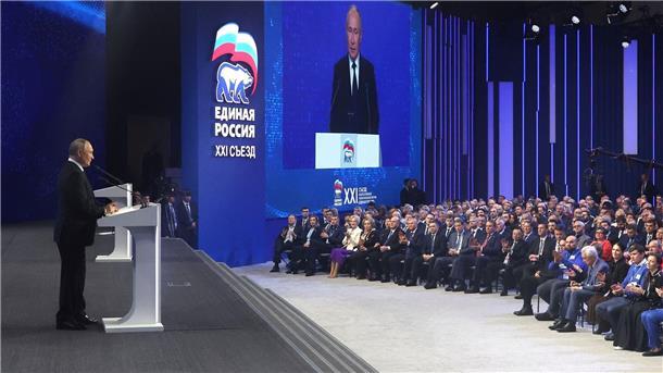 Russlands Präsident Wladimir Putin hält seine Rede auf dem Parteitag in Moskau.