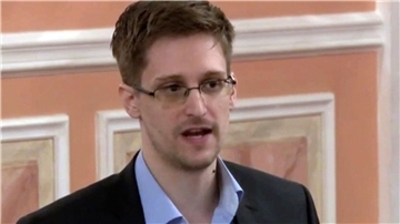 Russlands Präsident Wladimir Putin hat dem ehemaligen US-Sicherheitsbeauftragten Edward Snowden die russische Staatsbürgerschaft verliehen.