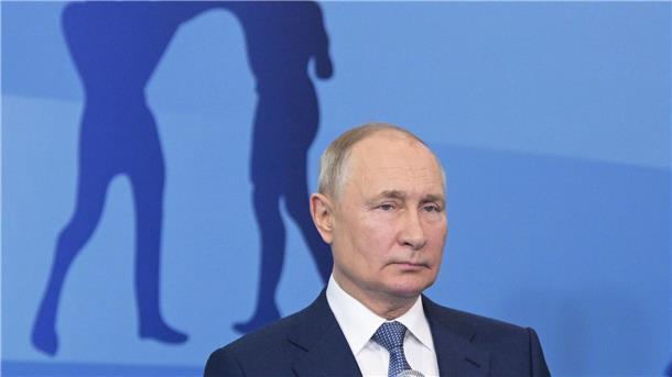 Kremlsprecher über Doppelgänger: „Putin - haben wir einen“ Russlands Präsident Wladimir Putin hat selbst einmal gesagt, dass ihm aus Sicherheitsgründen die Nutzung eines Doppelgängers bei offiziellen Terminen ans Herz gelegt worden sei.