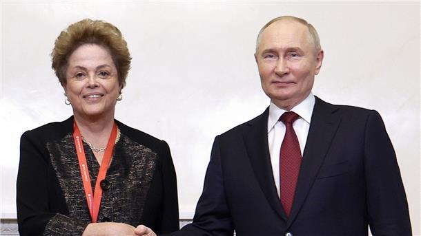 Russland rüstet sich für jahrzehntelange Kriegswirtschaft Russlands Präsident Wladimir Putin (r) und die ehemalige brasilianische Präsidentin Dilma Rousseff: Die russischen Behörden nutzen das Forum als Schaufenster, um die Entwicklung des Landes zu präsentieren und Investoren anzulocken.