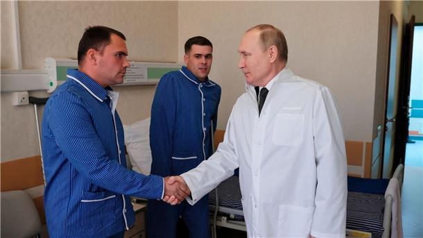 London: Kliniken in Russland leiden unter Aufwand für Krieg Russlands Präsident Wladimir Putin (r.) während eines Besuchs von verletzten Gefreiten im zentralen Militärkrankenhaus in Moskau.