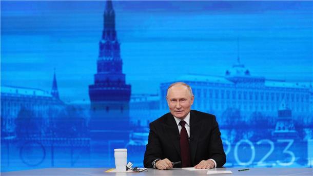 Putin stellt Bedingungen für Frieden   Russlands Präsident Wladimir Putin zeigte sich bei seiner jährlichen Pressekonferenz demonstrativ freundlich gegenüber westlichen Journalisten.