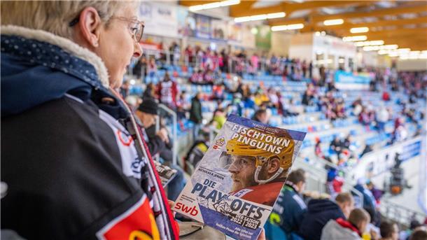 Pinguins verlieren gegen Nürnberg - Wiedersehen am Dienstag in den Playoffs Ruth Zwenger aus Bremerhaven blättert durch das Playoff-Magazin der NORDSEE-ZEITUNG, das am Sonntag in der Eisarena verteilt wurde.