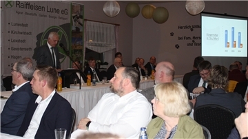 RWG-Geschäftsführer Ingo Busch (stehend) informierte die Versammlung über die Entwicklung und Ergebnisse des Geschäftsjahres 2023/2024.