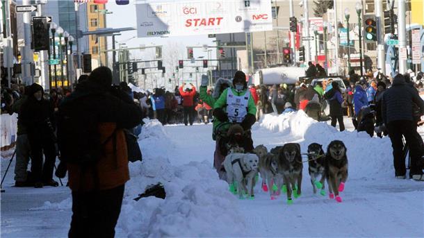 Hundeschlitten konkurrieren beim Iditarod-Rennen Ryan Redington, dessen Großvater Joe Redington Sr. am Start des Iditarod im Jahr 1973 beteiligt war, beim feierlichen Start in der Innenstadt von Anchorage in Alaska.