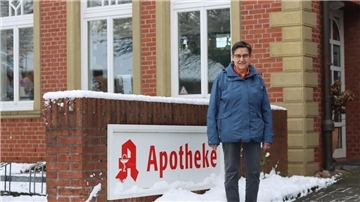 Sabine Blume-Forst aus Wilstedt steht vor der Wilstedter Apotheke. Zum Jahresende will die 70-jährige Apothekerin in den Ruhestand gehen.