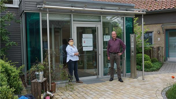 Sabine Eckstein und Volker Rosenfeld vor dem Eingang zum stationären Hospiz, in dem wegen der Corona-Krise gewisse Einschränkungen gelten müssen.