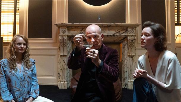 Psychedelischer Frankfurter „Tatort“ Sabine (Friederike Ott, l-r), Dr. Adrian Goser (Martin Wuttke) und Amina (Anabel Möbius) in einer Szene aus dem „Tatort: Leben Tod Ekstase“.