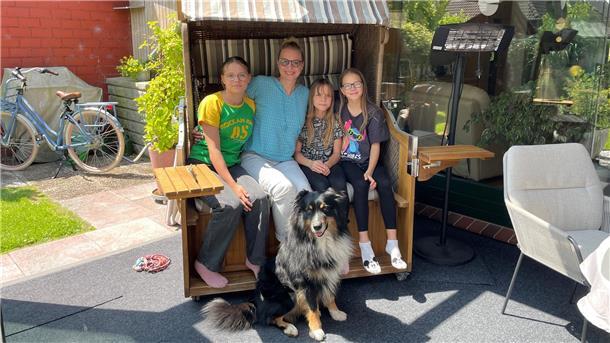 Familie sitzt in einem Strandkorb.