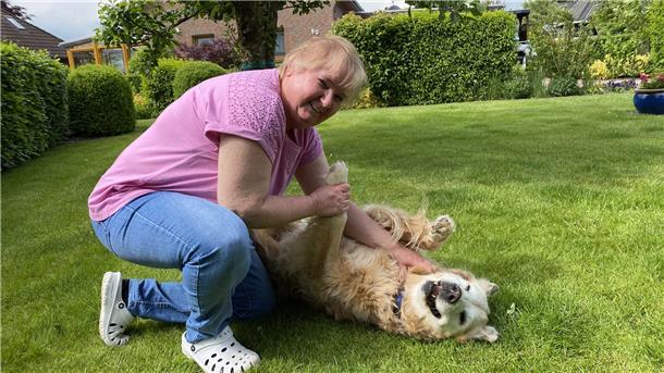 Sabine Runge hat sich vor vielen Jahren Hals über Kopf in die kleine Golden-Retriever-Hündin Jessy verliebt. Heute ist Jessy zwar schon eine alte Dame, aber immer noch fit wie ein Turnschuh.