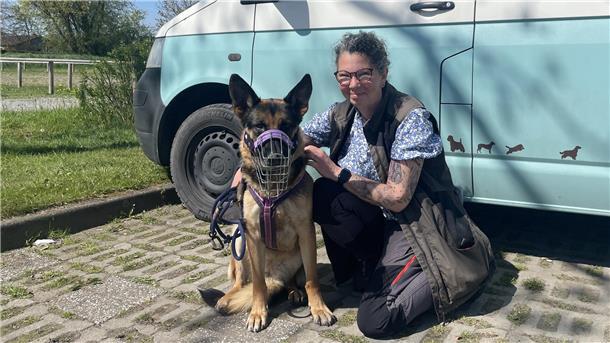 Frau mit Schäferhund